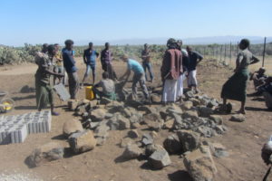 16.12.Together with the comunity we build the waterwell place for them. Dezember 2016